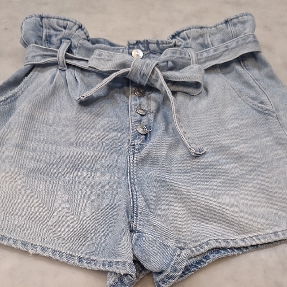 American Eagle‎ High Waisted Mom Shorts Light Blue Denim Women's Size 12 Bow - Picture 1 of 12